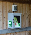 Hjertestarter sidder i skab klar til brug i carporten på Bakkelandet 2